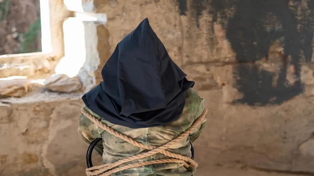 Diciottenne trovato legato davanti a un campo rom: emergono i retroscena di un possibile atto di rivalsa