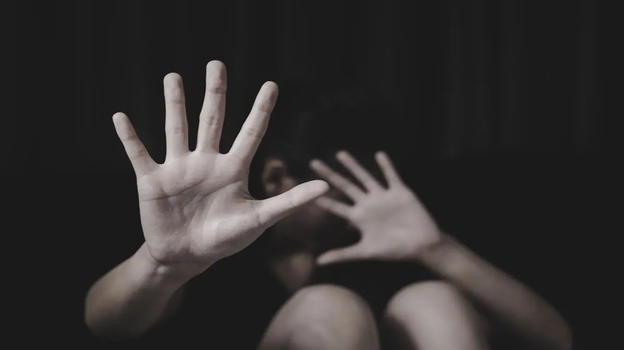 Terribile esperienza familiare: una madre racconta gli abusi subiti dalla figlia