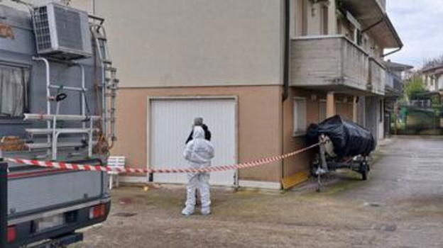 Vicenza, donna ritrovata priva di sensi nel cortile di un condominio: indagini a tutto campo