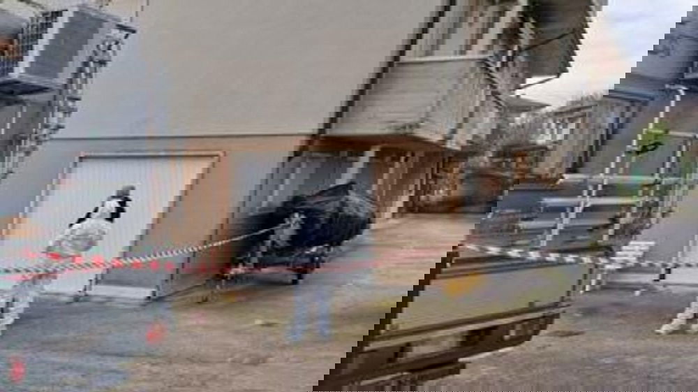 Vicenza, donna ritrovata priva di sensi nel cortile di un condominio: indagini a tutto campo