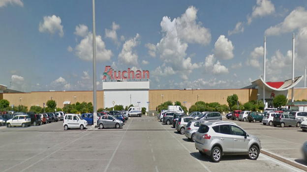 Paura nel parcheggio del centro commerciale: giovane donna costretta a subire approcci indesiderati