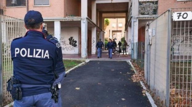 Acilia, grave episodio familiare: nipote si allontana in treno dopo aver tolto la vita alla nonna ottantenne