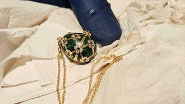 Ladro ingoia un uovo Fabergé di James Bond e tenta la fuga: il prezioso rientra naturalmente in boutique