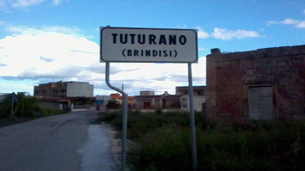 Tuturano, il Natale “negato”: una piazza al buio tra abbandono percepito e resistenza dei cittadini