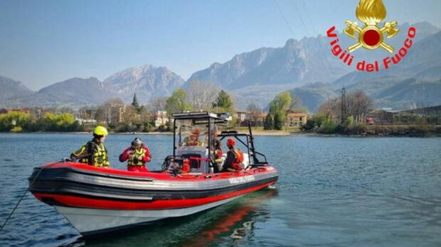 Ragazza di 23 anni trovata senza vita nel lago di Como: ricerche a Tremezzina