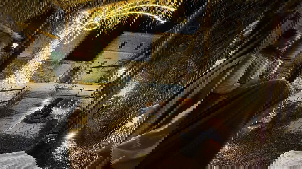 Galatone, latitante trovato nascosto tra i “pupi” del presepe: arrestato dopo la segnalazione