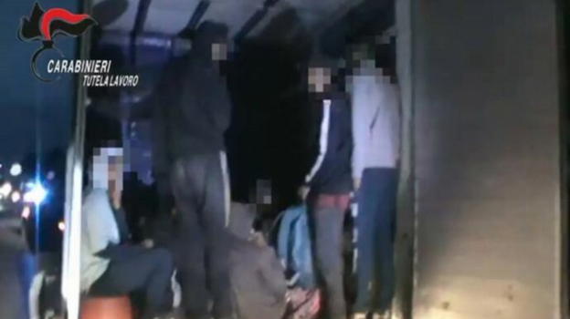 Braccianti pagati 2,70 euro l’ora trattati come animali: diversi gli arresti