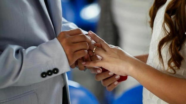 Matrimonio da sogno… ma era una farsa: lei già sposata, lui all’oscuro