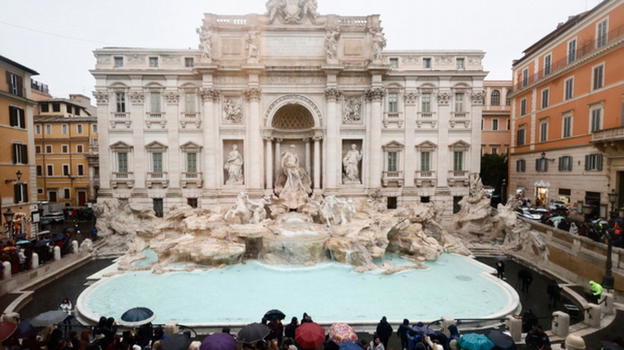 Fontana di Trevi diventa a pagamento: biglietto da 2 euro per i turisti, accesso libero per i romani. Tutte le novità