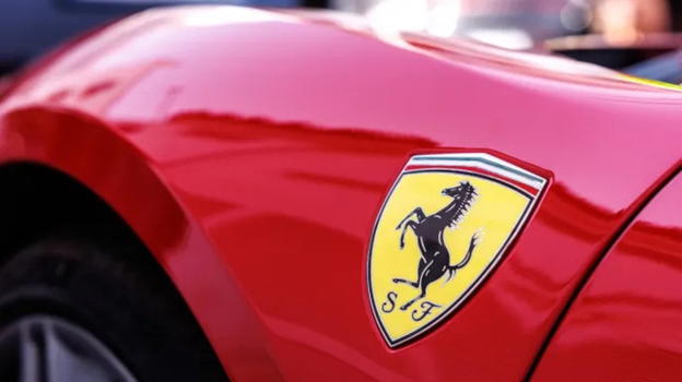 Parcheggia la Ferrari sul balcone di casa: "Volevo anche una teca di vetro"