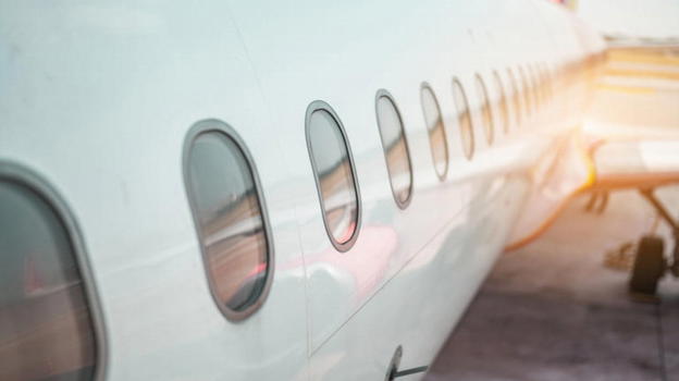 Tentano di far volare la nonna deceduta fingendo che dorma: scoperti prima del decollo a Malaga