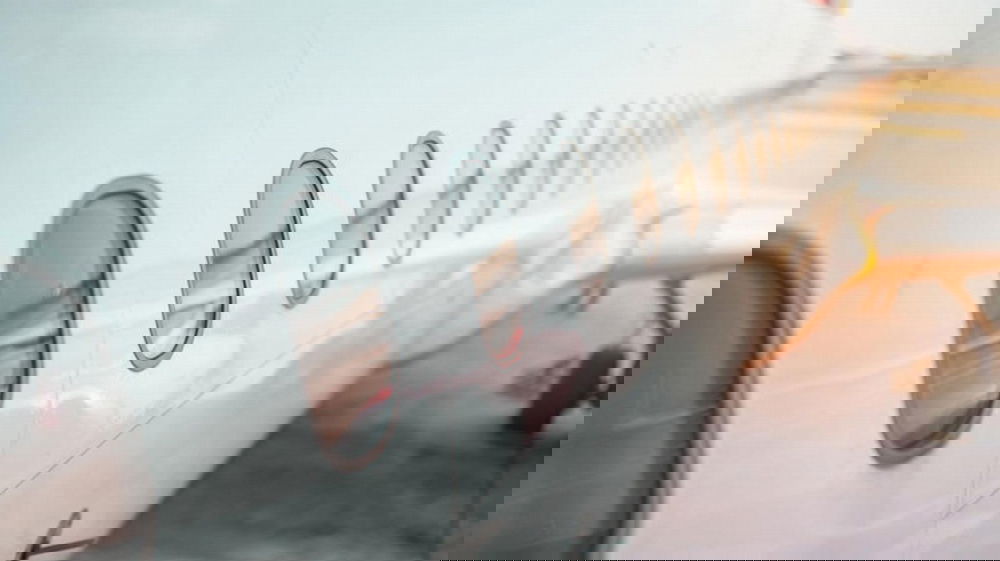 Tentano di far volare la nonna deceduta fingendo che dorma: scoperti prima del decollo a Malaga