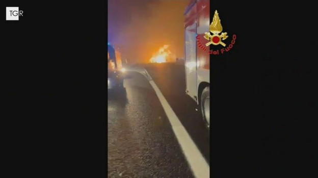 Deflagrazione sulla A1: autocisterna GPL deflagra a Teano Ovest con danni ingenti all’autogrill