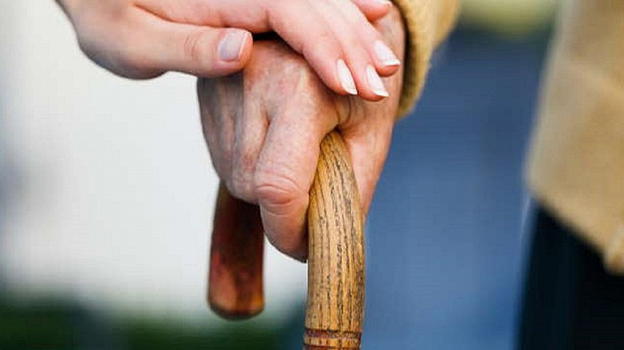 Anziana trovata senza vita e nascosta in una valigia: il caso che interroga sulla fragilità degli anziani soli