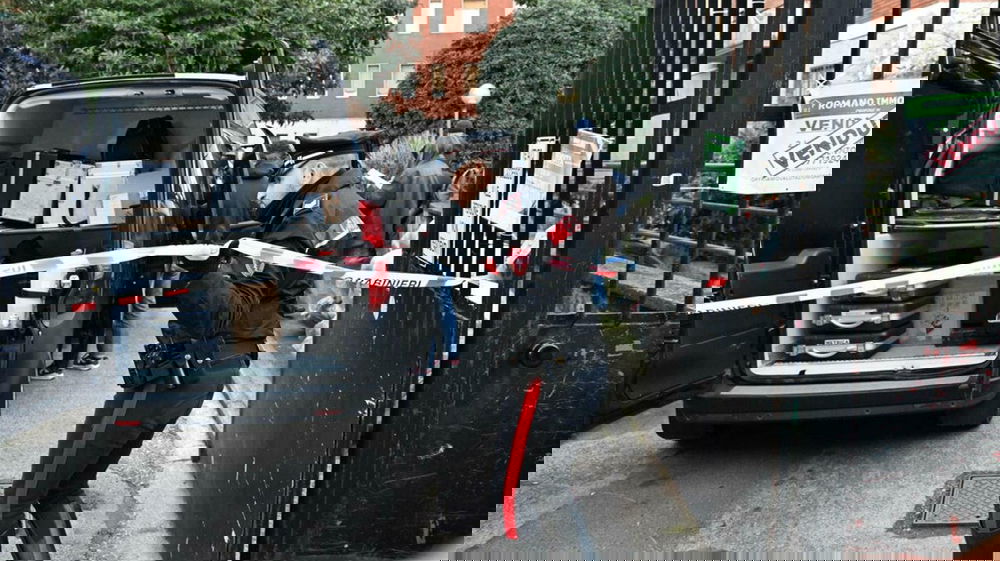 Giovane donna trovata senza vita in un cortile a Milano: indagini in corso