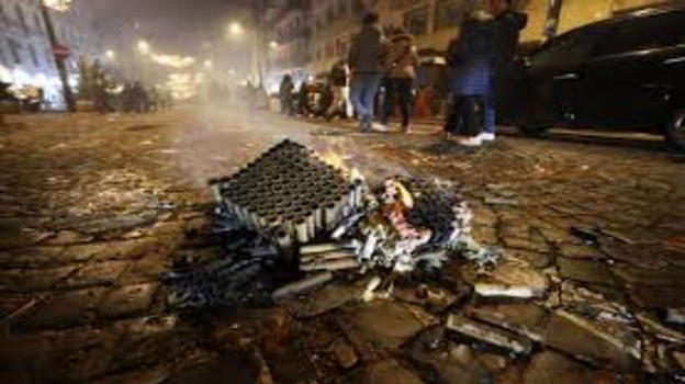 Capodanno a Napoli, giovane soccorso due volte dopo l’uso imprudente di petardi durante i festeggiamenti