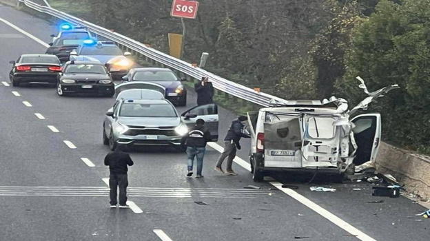 Azione pianificata contro un portavalori sull’A14: traffico paralizzato e riapertura dopo ore