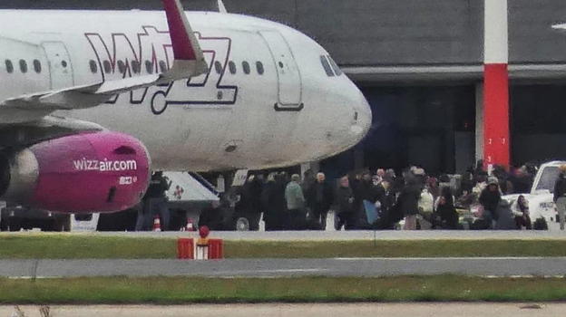 Caos all’aeroporto di Brindisi: passeggeri invadono la pista e forzano i gate