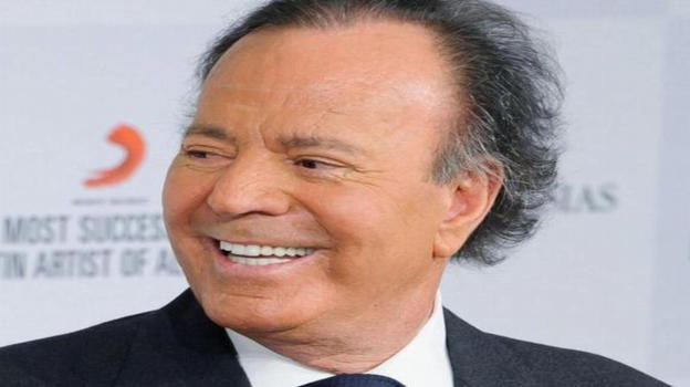 Julio Iglesias accusato da due ex dipendenti: presunti abusi e clima di terr*re nelle residenze