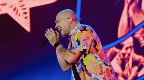 La rinascita di Max Pezzali: dal suo primo tour europeo al "Festival di Sanremo"
