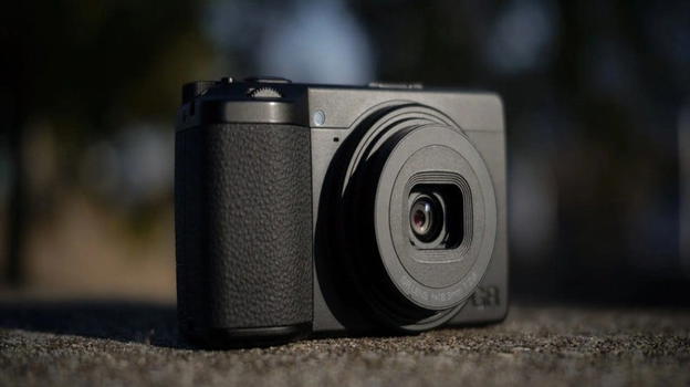 Ricoh GR IV Monochrome ufficiale: il bianco e nero conquista la compatta di fascia alta