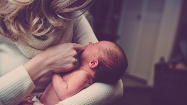 Neonato di un mese perde la vita dopo l’allattamento: disposta l’autopsia per chiarire le cause