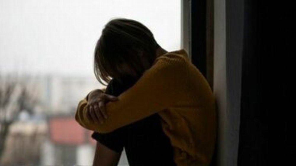 Accosta in un luogo isolato, toglie il cellulare alla 16enne e la approccia in auto: 20enne arrestato