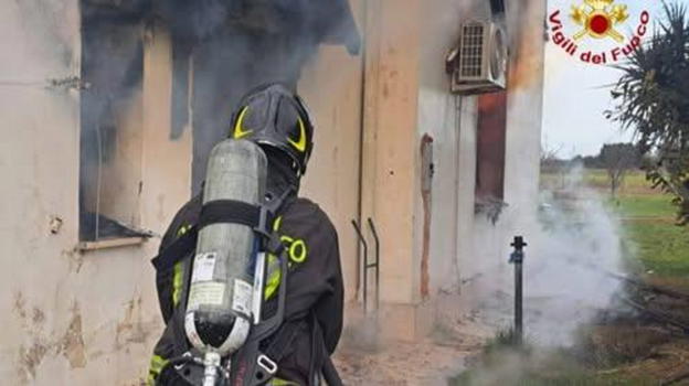 Tuturano, incendio in casa: deceduto un anziano, salvata la figlia grazie a un passante