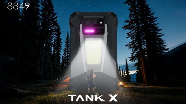 8849 Tank X: il “carro armato” degli smartphone con proiettore 1080p e batteria mastodontica