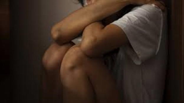 Donna scopre anni di abusi e tradimenti online, marito arrestato