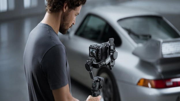 DJI lancia RS 5: stabilizzazione più efficace, tracking intelligente e fino a 30 ore di riprese