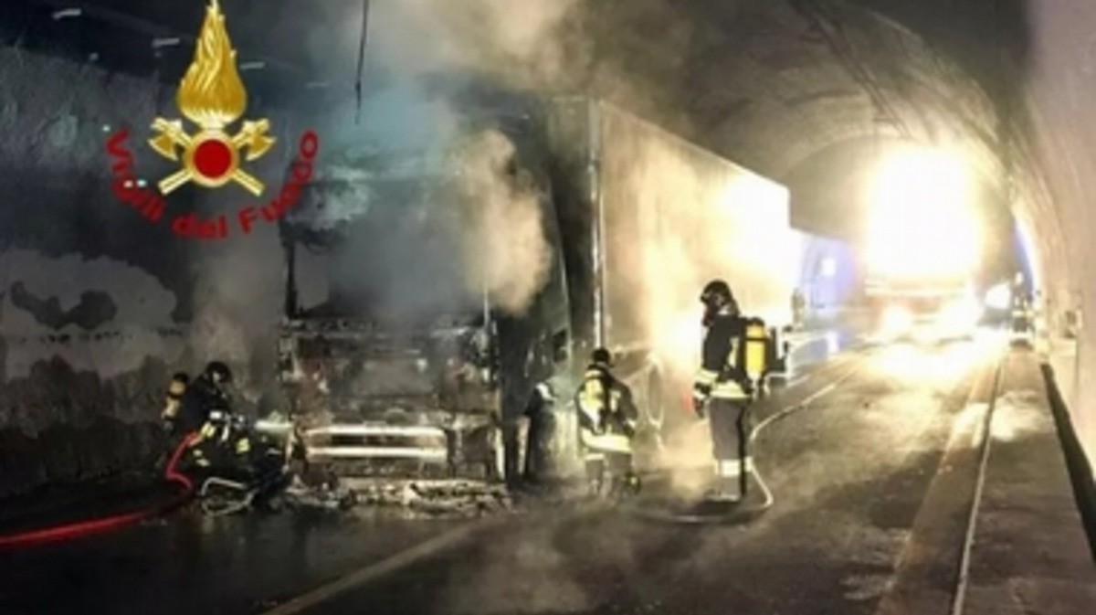 Colonna di fumo nella galleria “Le Croci”: A1 bloccata per ore, ma nessun contuso