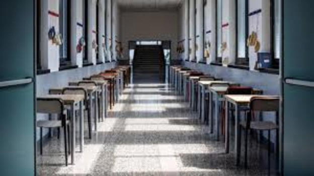 Assolto il professore sorpreso con una studentessa: «Nessun @buso, era innamorato»