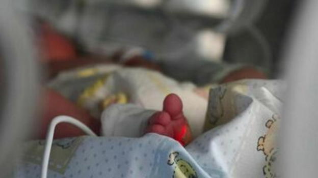 Neonata di 26 giorni si spegne tra le braccia della mamma durante l’allattamento: disposta l’autopsia