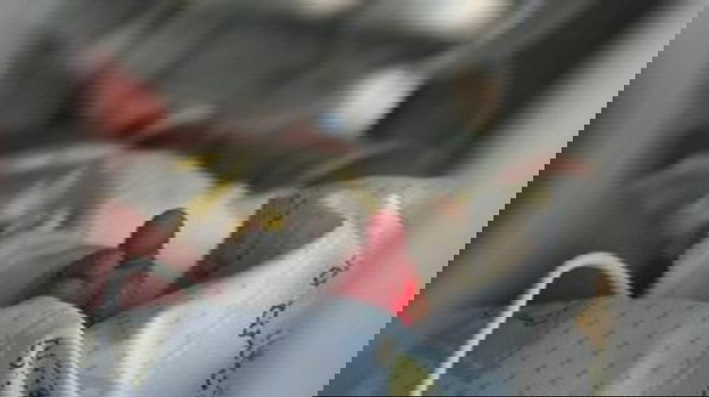 Neonata di 26 giorni si spegne tra le braccia della mamma durante l’allattamento: disposta l’autopsia