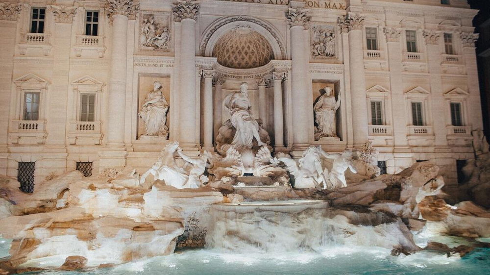 Turisti e abitanti pagano per la Fontana di Trevi, giallo sulla biglietteria