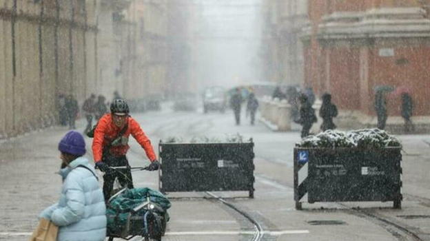 Maltempo in Italia: allerta gialla in 12 regioni, prudenza massima