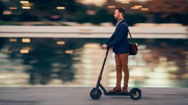 Multa da 29 mila euro a un rider in monopattino: «Non posso pagare, ho un figlio e un mutuo»
