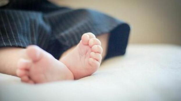 Bambina di due anni perde la vita in casa: arrestata la mamma