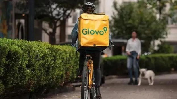 Rider sfruttati, controllo giudiziario per Foodinho-Glovo: paghe sotto soglia e penalizzazioni algoritmiche