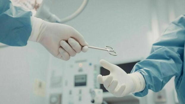 Contatto con il chirurgo via WhatsApp e il giallo dell’autopsia: la vicenda di Massimo Ferro