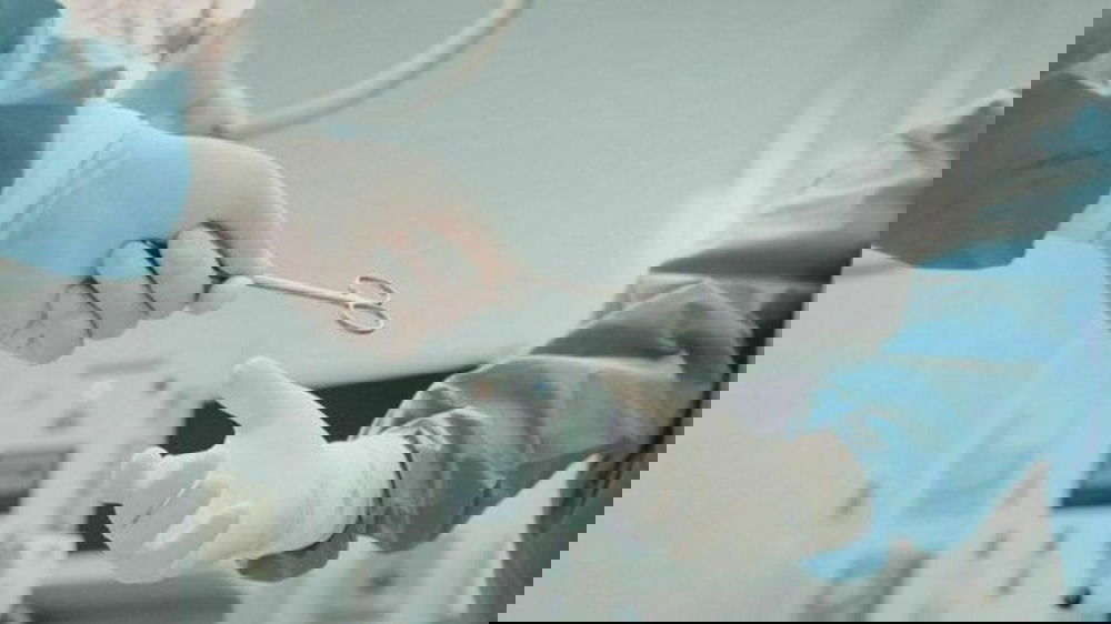 Contatto con il chirurgo via WhatsApp e il giallo dell’autopsia: la vicenda di Massimo Ferro