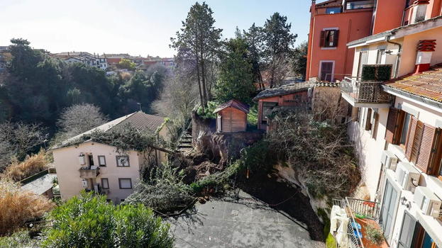 Frana a Formello, crolla muro di contenimento su una palazzina: il bilancio umano