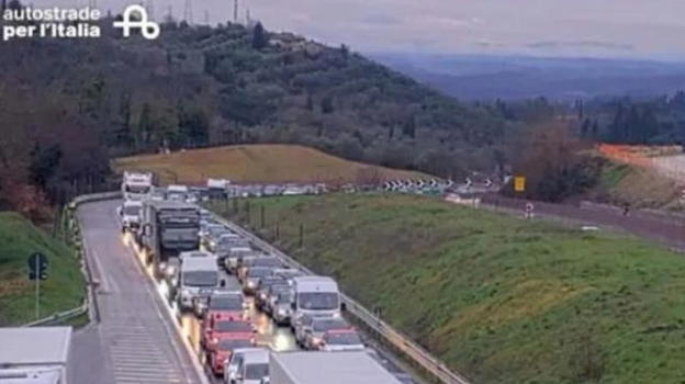 Sinistro sull’A1 tra Firenze Sud e Incisa: autostrada chiusa, traffico paralizzato e chilometri di coda