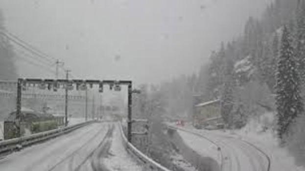 Svizzera, treno travolto da una valanga in Vallese: 80 passeggeri a bordo, evacuazioni e linea ferroviaria chiusa