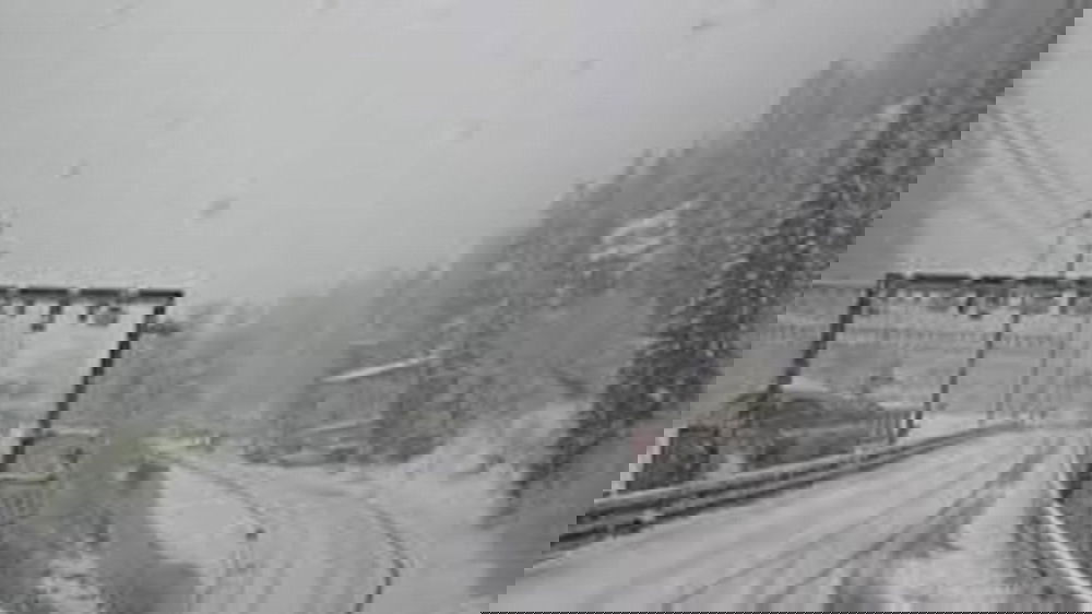 Svizzera, treno travolto da una valanga in Vallese: 80 passeggeri a bordo, evacuazioni e linea ferroviaria chiusa