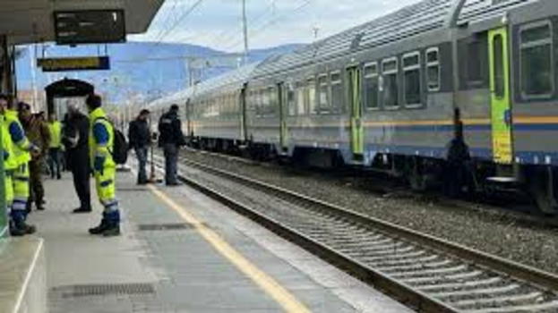 Spoleto, scende per comprare acqua e prova a risalire sul treno in partenza ma perde la vita a 44 anni