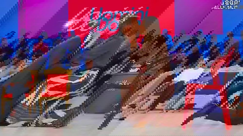 Roberto chiede in sposa Agnese, pubblico commosso