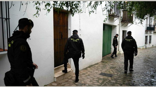 Bambino perde la vita, madre gravemente contusa: il padre fermato dalla polizia