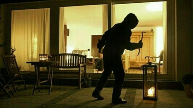 Rapina in villa a Urgnano: famiglia sequestrata dopo cena, banda in fuga con gioielli e contanti